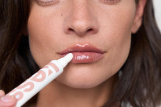 Kess Berlin na lato: Cream Bronzer i SPF Lip Gloss „Off Duty” 