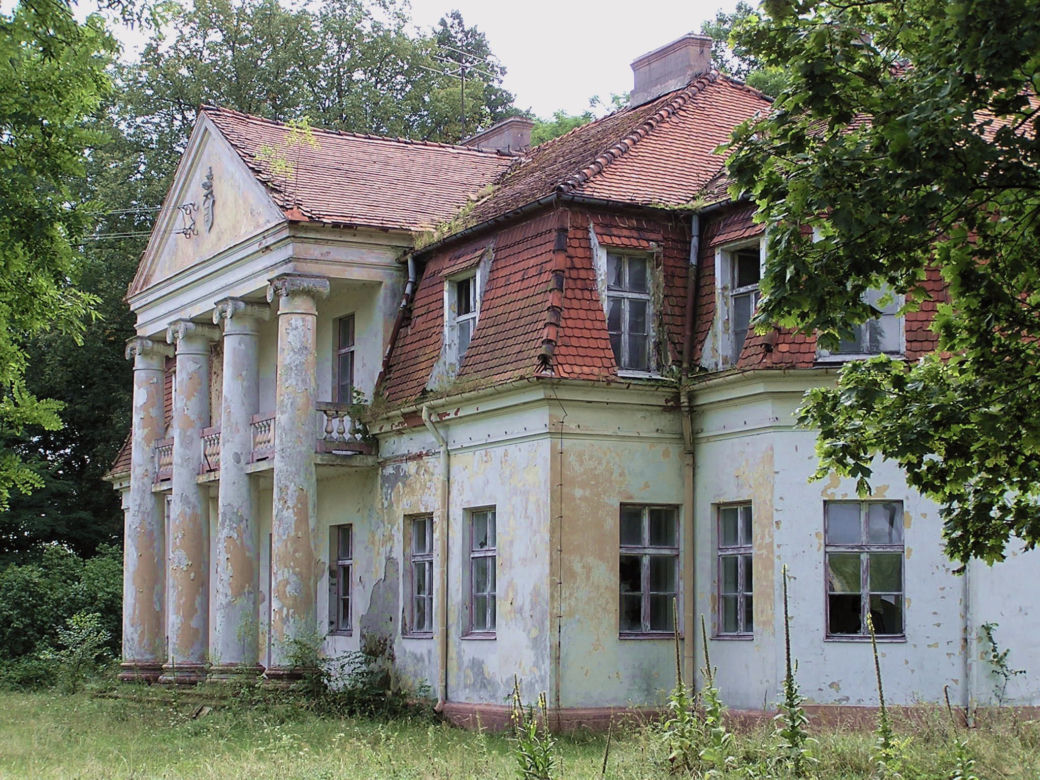 Piękne i przerażające… Jakie historie kryją bełchatowskie dwory? 