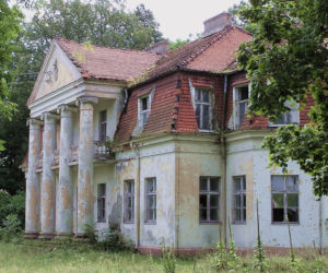 Piękne i przerażające… Jakie historie kryją bełchatowskie dwory? 