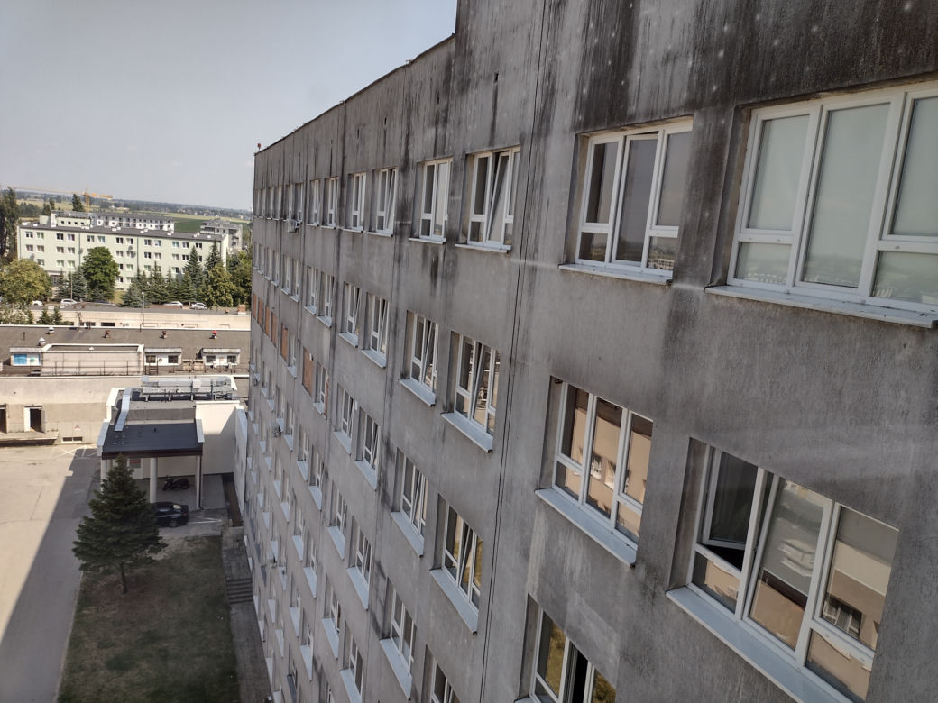 Ciechanów. Pacjenci skaczą z okien szpitala, nie żyje siedem osób. Dyrektor: To incydenty