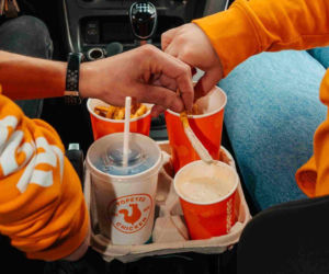 Rewolucja w trasie: Popeyes zamyka zestaw Drive Thru w… kubkach! Nadchodzi Chicken in da Cup