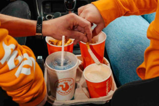 Rewolucja w trasie: Popeyes zamyka zestaw Drive Thru w… kubkach! Nadchodzi Chicken in da Cup