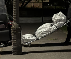 Roman mieszkał z rozkładającym się ciałem brata. Kiedy pojawiły się służby, skoczył z okna i zginął