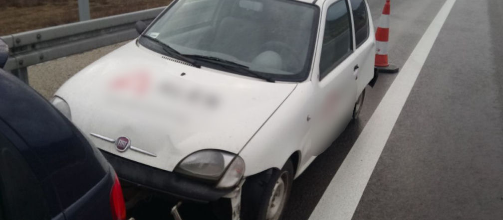 Holowali uszkodzone auto na... sznurku
