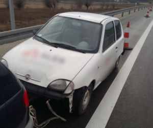Holowali uszkodzone auto na... sznurku