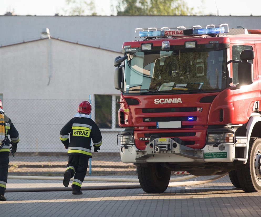 Czerwony wóz strażacki oraz strażacy podczas akcji. O pożarze bazy Starlink na Mazowszu przeczytasz na Eska Warszawa.