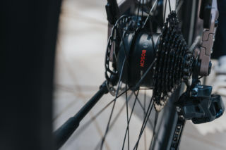 Ten e-bike przejedzie 185 km na jednym ładowaniu