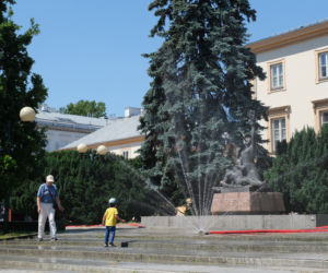 W Warszawie stanęły kurtyny wodne. Warszawiacy walczą z upałem