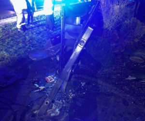 Z impetem uderzył w ogrodzenie w Ziemnicach niedaleko Leszna. Tyle zostało z pojazdu