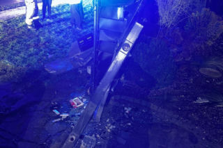 Z impetem uderzył w ogrodzenie w Ziemnicach niedaleko Leszna. Tyle zostało z pojazdu