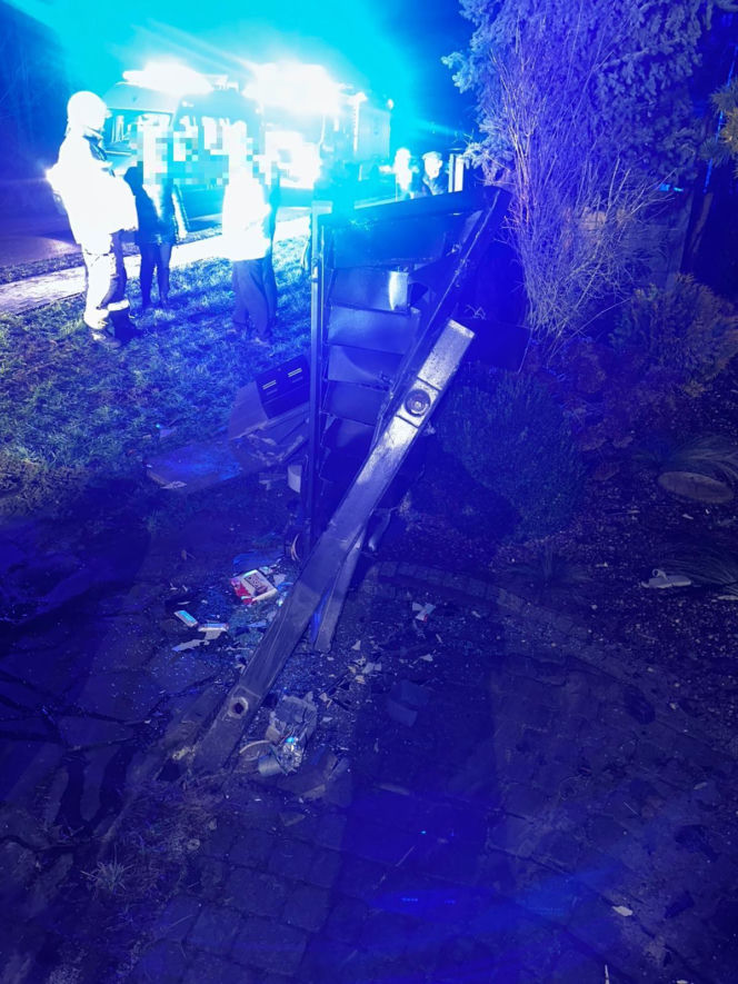 Z impetem uderzył w ogrodzenie w Ziemnicach niedaleko Leszna. Tyle zostało z pojazdu