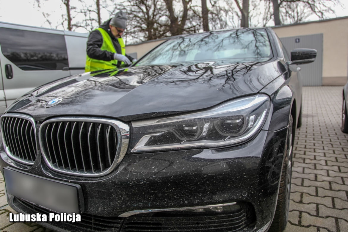 Naćpany i poszukiwany uciekał policji kradzionym drogim BMW