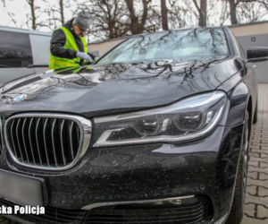 Naćpany i poszukiwany uciekał policji kradzionym drogim BMW