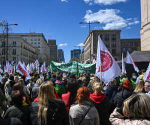 Protest pracowników ZUS w Warszawie przed Ministerstwem Finansów