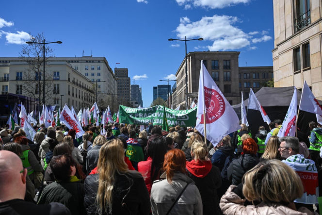 Protest pracowników ZUS w Warszawie przed Ministerstwem Finansów