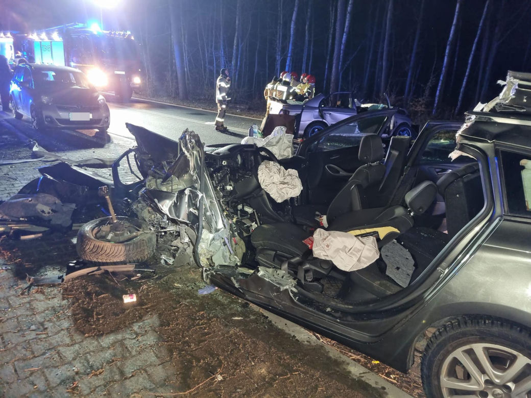 Ranni zakleszczeni w roztrzaskanym wraku. Koszmar na drodze pod Żyrardowem