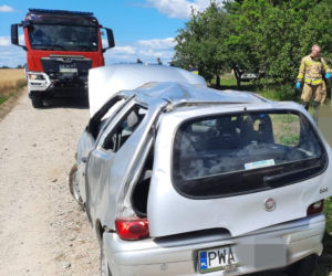 Auto dachowało, kierująca wypadła z pojazdu. Tragiczny finał wypadku pod Wągrowcem!