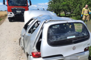 Auto dachowało, kierująca wypadła z pojazdu. Tragiczny finał wypadku pod Wągrowcem!
