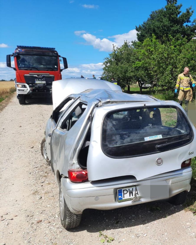 Auto dachowało, kierująca wypadła z pojazdu. Tragiczny finał wypadku pod Wągrowcem!