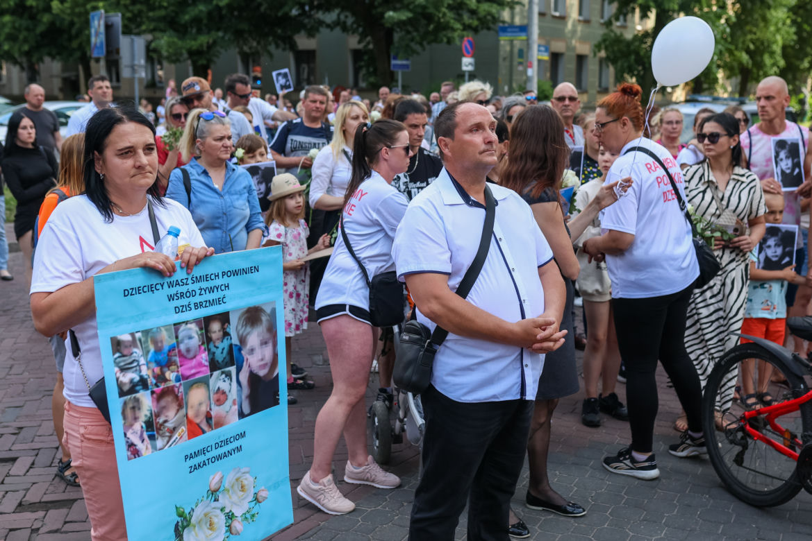 Biały Marsz dla Kamilka. Mieszkańcy Częstochowy przynieśli białe róże