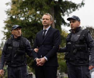 Pierwsza miłość: Stik ucieka z konwoju transportującego go do więzienia z pogrzebu Teresy... Marta i Emilka są w niebezpieczeństwie?