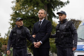 Pierwsza miłość: Stik ucieka z konwoju transportującego go do więzienia z pogrzebu Teresy... Marta i Emilka są w niebezpieczeństwie?