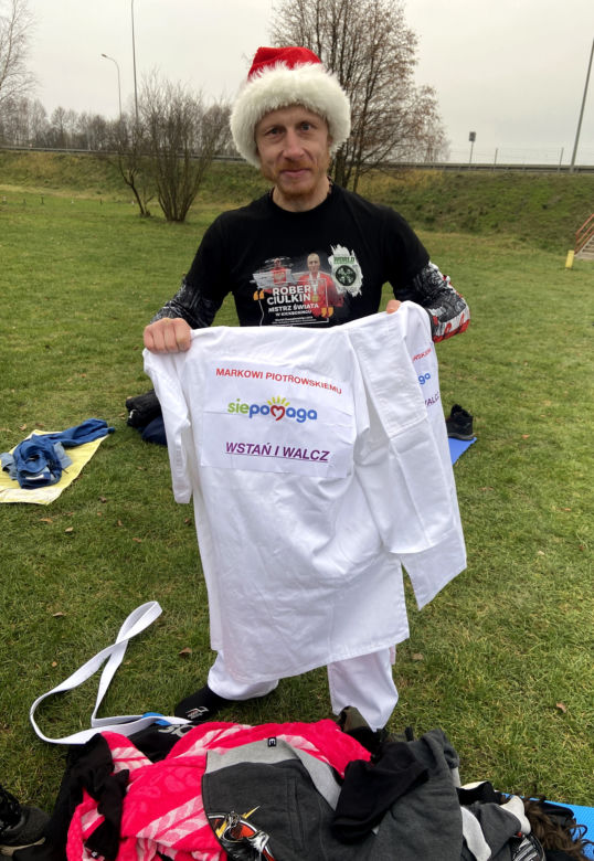 Charytatywne morsowanie na plaży w Jurowcach. Legendarny kickboxer potrzebuje pomocy