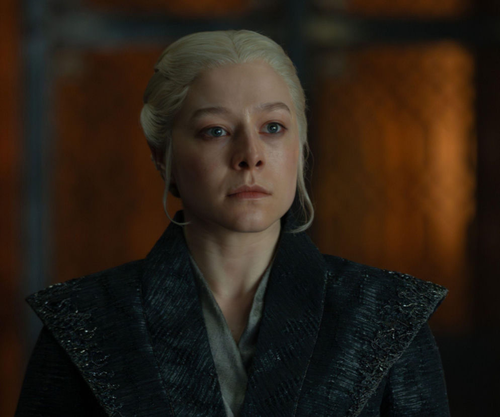 Rhaenyra Targaryen z serialu Ród smoka w ciemnym stroju. O kontrowersyjnych zmianach w fabule przeczytasz na Eska.