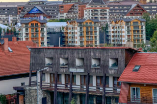 Hotel Gołębiewski w Karpaczu. Prawo, biznes i państwo w cieniu przeskalowanej arcymaszkary z doklejonymi daszkami, cwanymi świetlikami i pseudopałacową estetyką wnętrz