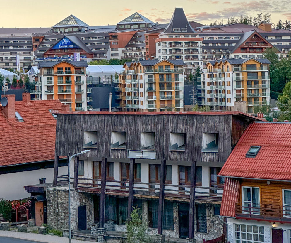 Panorama zabudowy Karpacza zdominowana przez Hotel Gołębiewski w tle. O krytyce architektury obiektu pisze Architektura.