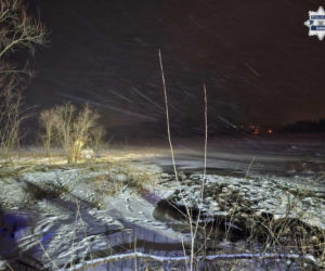 Wjechał terenówką na zamarznięte jezioro. Pod autem załamał się lód