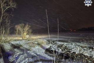 Wjechał terenówką na zamarznięte jezioro. Pod autem załamał się lód
