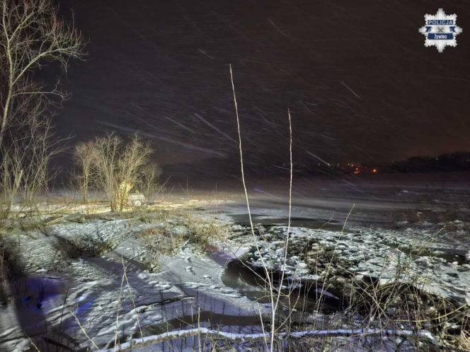 Wjechał terenówką na zamarznięte jezioro. Pod autem załamał się lód