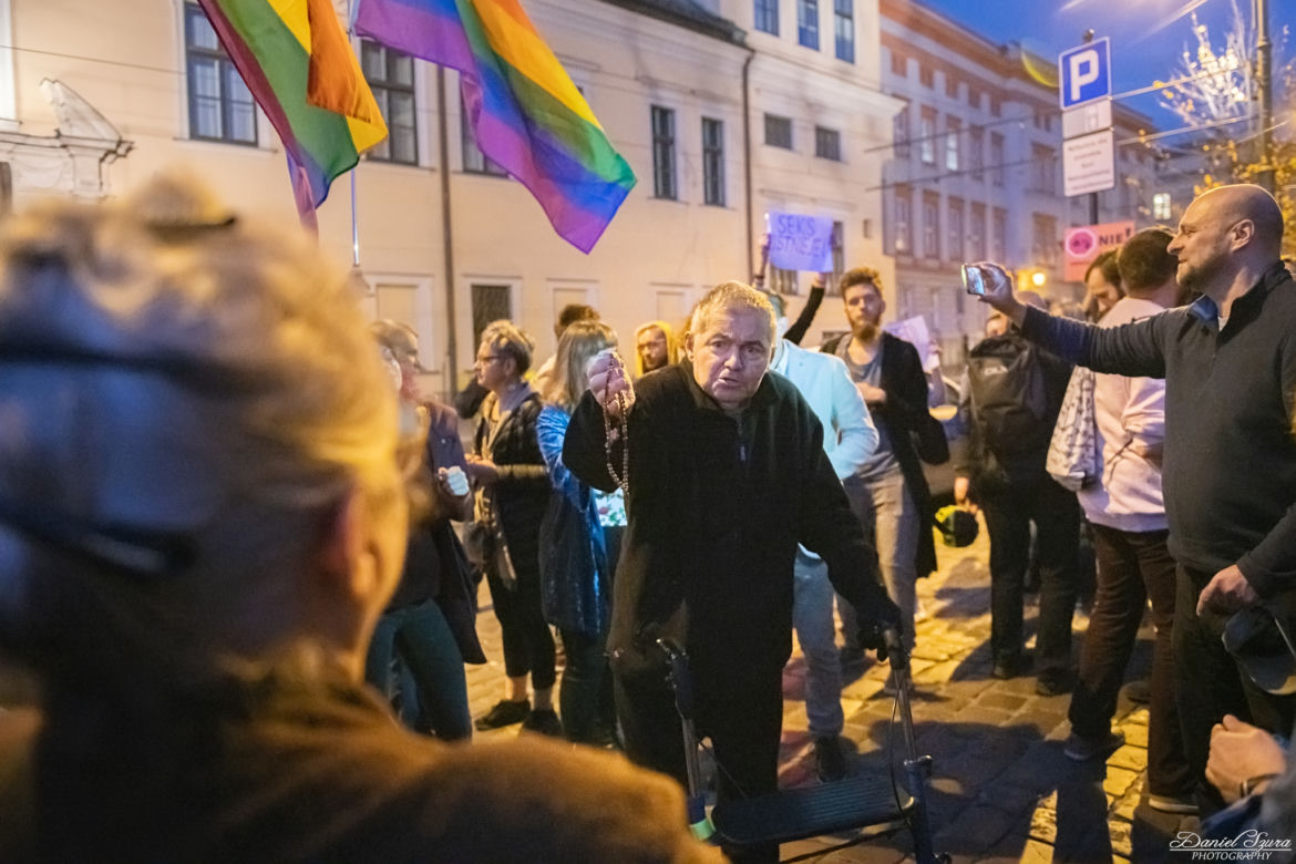 Tańczący protest pod krakowską kurią