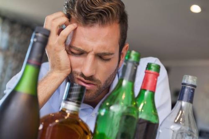 kac, ból głowy, alkohol, butelki
