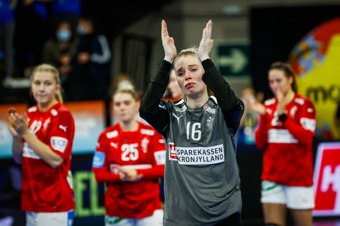 Bramkarka Althea Reinhardt trafiona piłką w twarz. Koszmarne zdjęcie