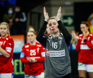 Bramkarka Althea Reinhardt trafiona piłką w twarz. Koszmarne zdjęcie