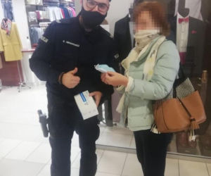 Maseczka albo mandat! W sobotę policjanci sprawdzali w lubelskich hipermarketach, czy stosujemy się do obostrzeń sanitarnych