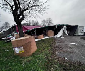 Tir leżący w przydrożnym rowie. Kierujący wysiadł o własnych siłach