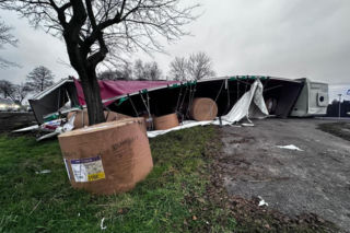 Tir leżący w przydrożnym rowie. Kierujący wysiadł o własnych siłach