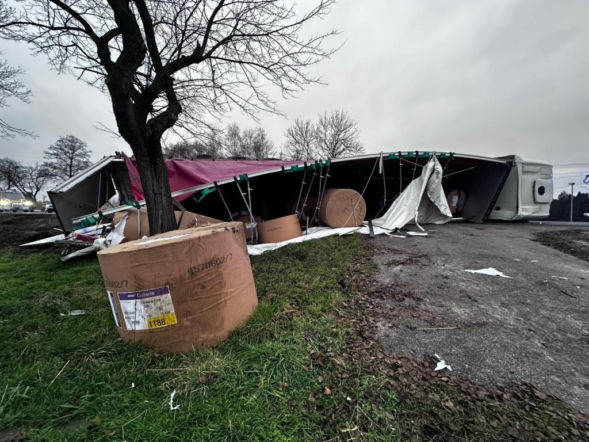 Tir leżący w przydrożnym rowie. Kierujący wysiadł o własnych siłach
