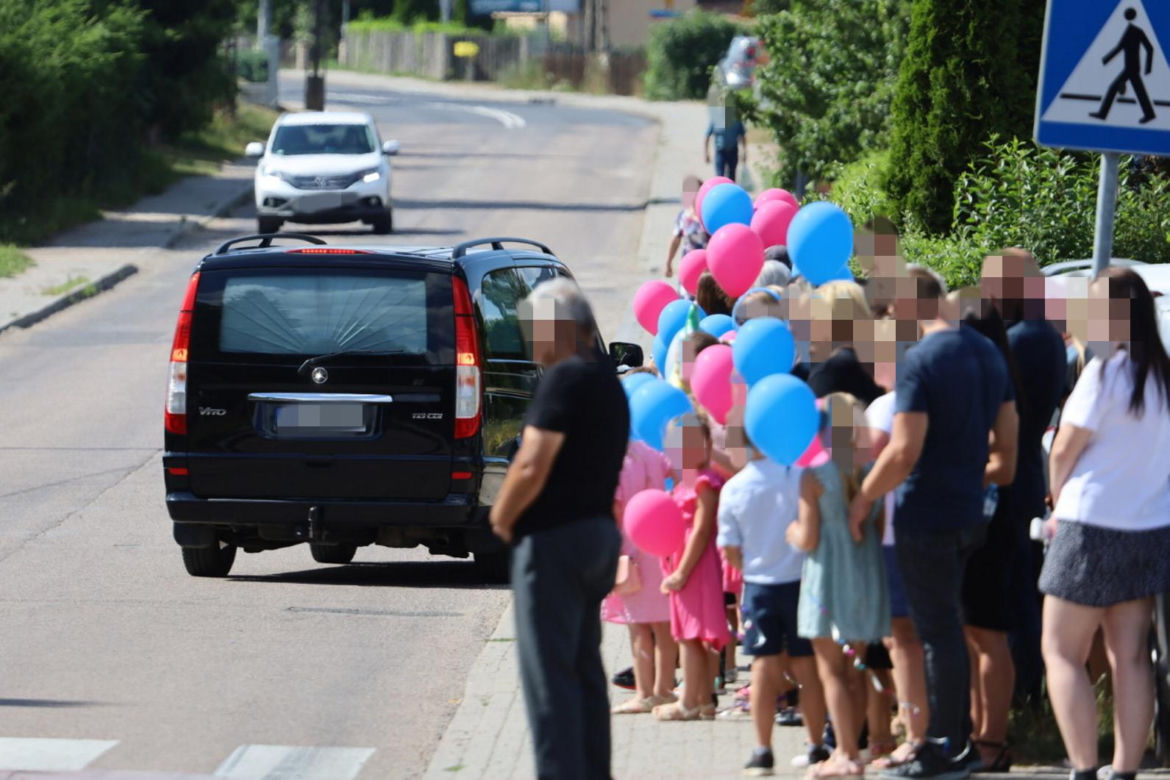Kolorowe balony wzbiły się prosto do nieba. Wzruszający gest na pogrzebie 7-letniej Natusi