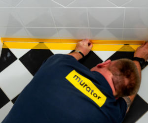 Jak poprawnie usunąć starą fugę i silikon oraz nałożyć nowy? Murator Remontuje