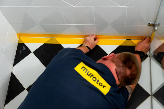 Jak poprawnie usunąć starą fugę i silikon oraz nałożyć nowy? Murator Remontuje