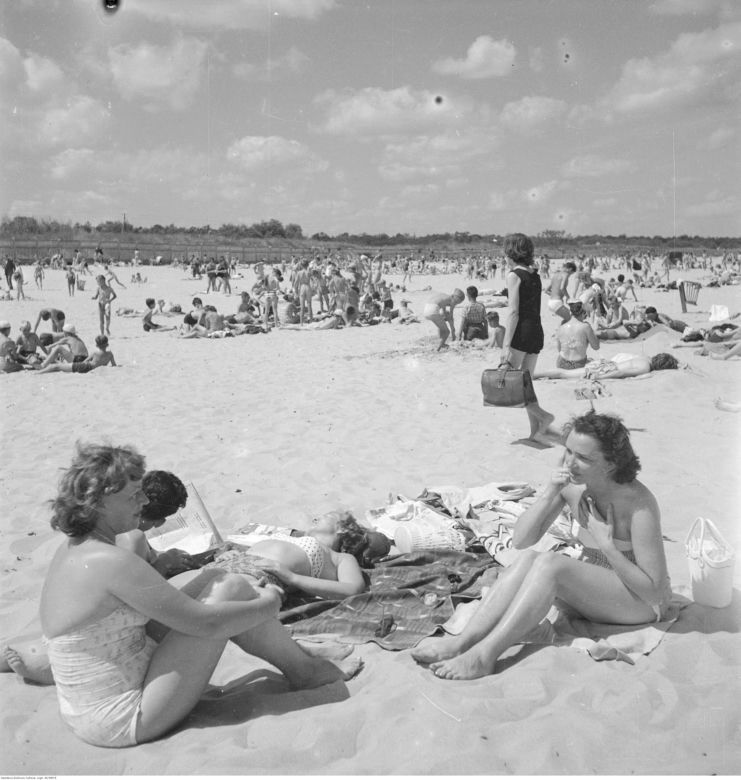 Plaża nad Bałtykiem w latach 50. XX wieku