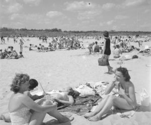 Plaża nad Bałtykiem w latach 50. XX wieku