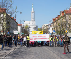 Marsz Godności Osób Niepełnosprawnych w Białymstoku. Ponad tysiąc osób przeszło ulicami miasta
