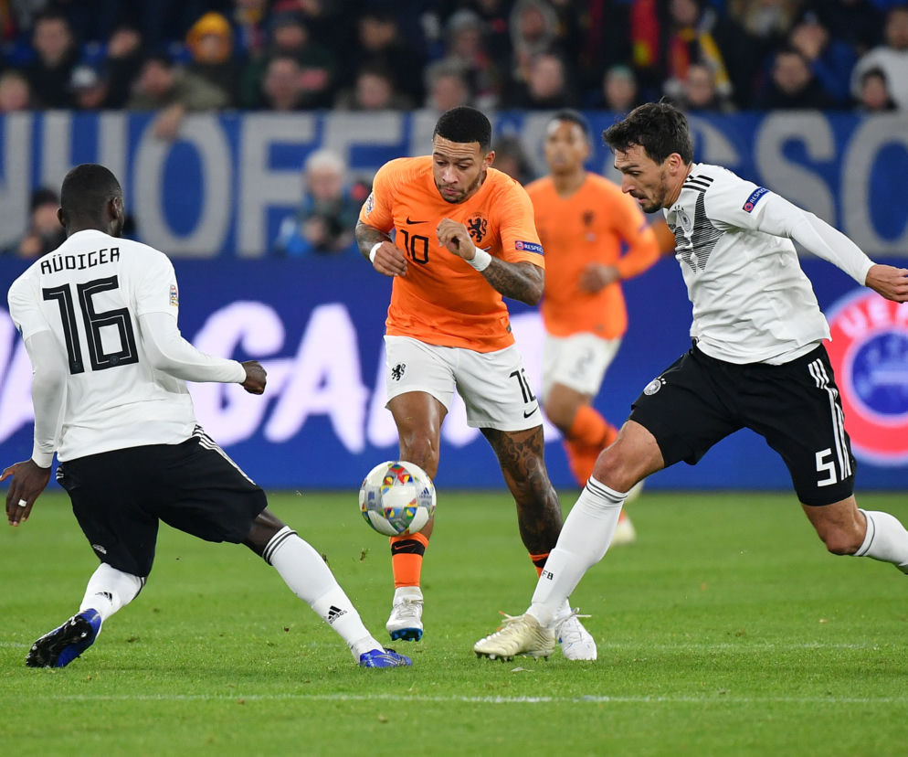 W pierwszym meczu Niemcy wygrali z Holandią (3:2). Memphis Depay (w środku) zdobył jedną z bramek.