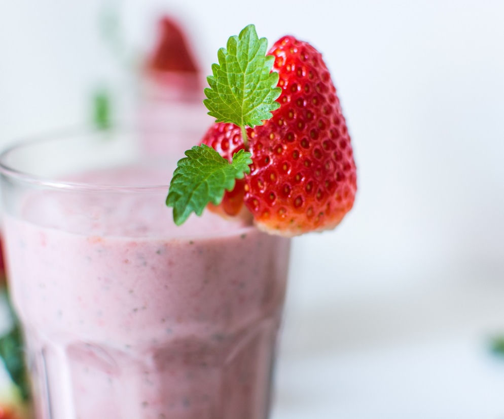 truskawkowy-shake-z-likierem-jogurtem-i-lodami-koktajl-dla-doroslych.jpg