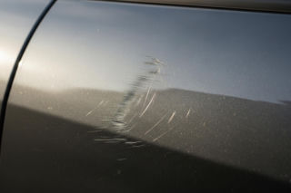 Wandal z Będzina. Kim jest tajemniczy biegacz niszczący samochody?